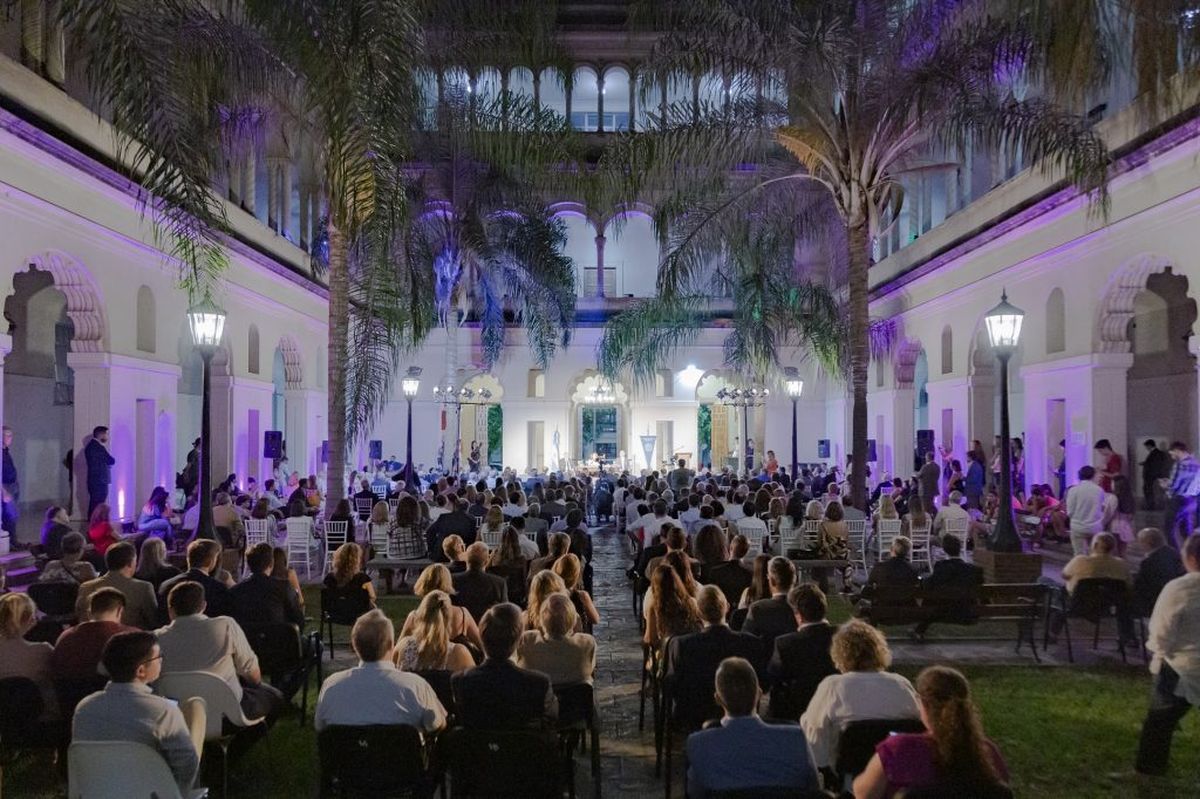 El Consejo Superior de la Universidad Nacional del Litoral (UNL) aprobó en 2025 una ordenanza que establece la prohibición absoluta de fumar