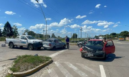 Dos autos y una camioneta protagonizaron un triple choque a metros del acceso al Aeropuerto de Sauce Viejo. Dos autos y una camioneta protagonizaron un triple choque a metros del acceso al Aeropuerto de Sauce Viejo.
