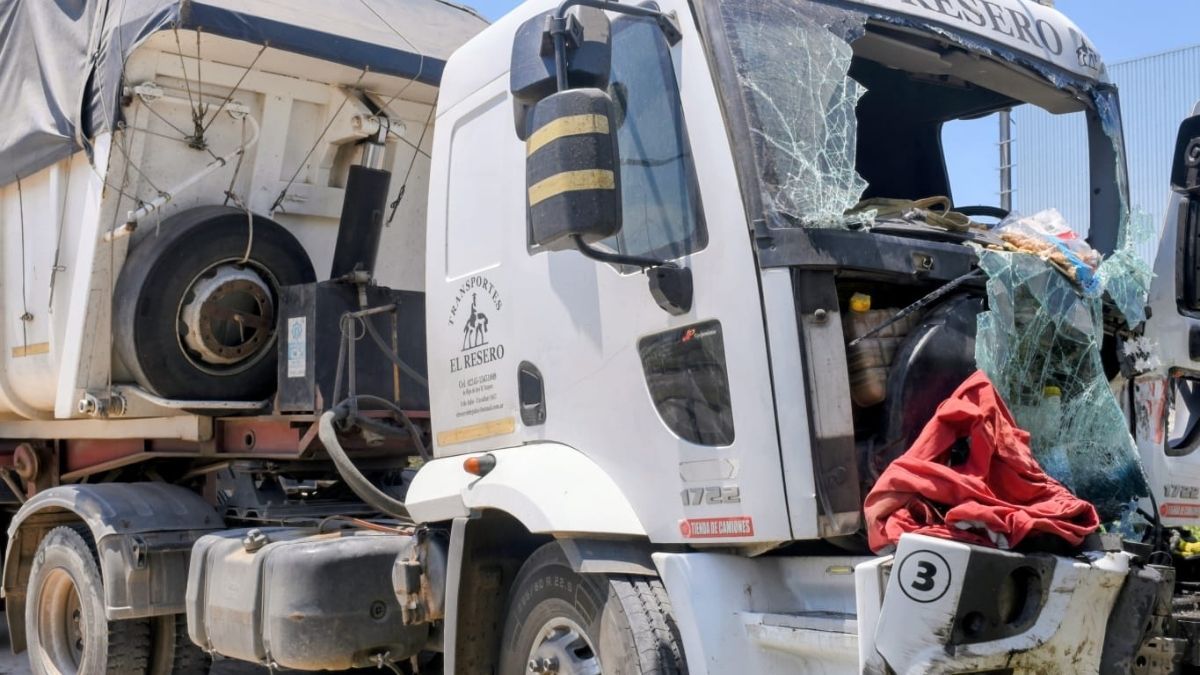 Un camionero qued&oacute; atrapado en su cabina tras un accidente con otro veh&iacute;culo de gran porte. Fue rescatado y trasladado al hospital con lesiones.