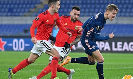 A las 14.55 de Argentina, el Benfica de Nicolás Otamendi enfrenta al Arsenal de Inglaterra para intentar avanzar de ronda en la Europa League. A las 14.55 de Argentina, el Benfica de Nicolás Otamendi enfrenta al Arsenal de Inglaterra para intentar avanzar de ronda en la Europa League.