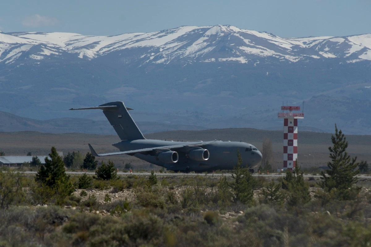 El avión militar de Emiratos Árabes dejó Bariloche ayer, pero el silencio oficial se mantiene.