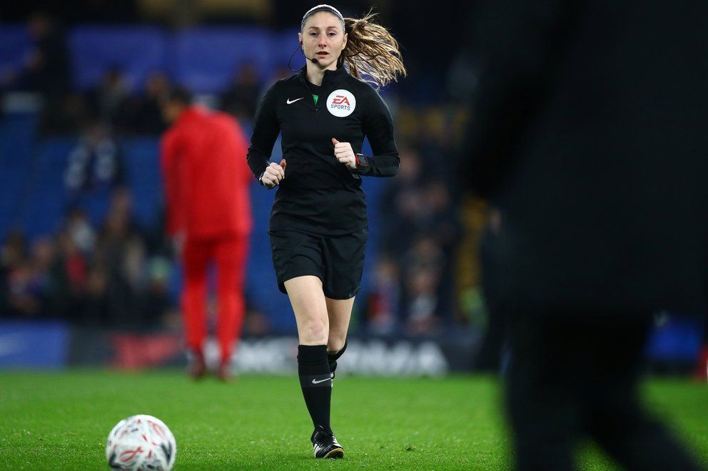 Sian estaba arbitrando el partido entre el Tottenham y el Manchester United.