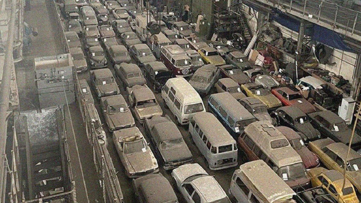 Encuentran una valiosa colección de casi 200 autos clásicos abandonados y los subastan desde 140 dólares.