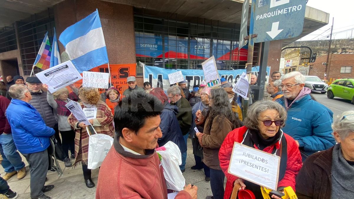 En la reunión quedaron expuestas las diferentes miradas entre el gobierno de Santa fe y los gremios de trabajadores respecto a uno de los puntos clave: el déficit de la Caja de Jubilaciones. En la reunión quedaron expuestas las diferentes miradas entre el gobierno de Santa fe y los gremios de trabajadores respecto a uno de los puntos clave: el déficit de la Caja de Jubilaciones.
