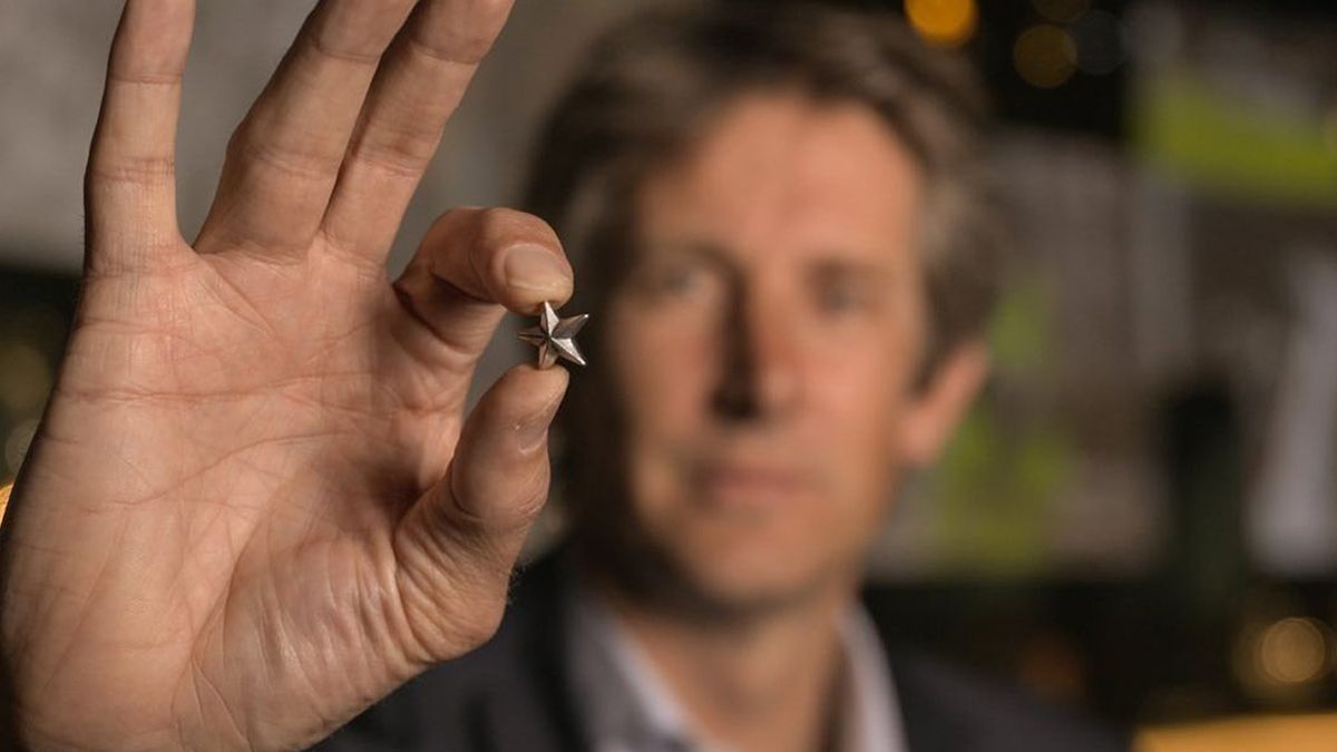 Edwin van der Sar, leyenda del Ajax y actual director general del club, sostiene una de las estrellas que se les entregará a los socios.