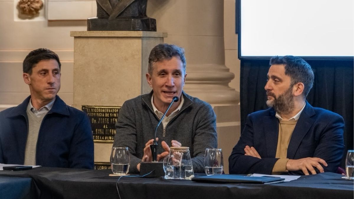 La actividad, que se desarrolló en la legislatura de Santa Fe, contó con un panel integrado por el reconocido economista Martín Rapetti, el ministro de Economía de Santa Fe, Pablo Olivares, el diputado nacional Pablo Farías, y el senador provincial Paco Garibaldi. La actividad, que se desarrolló en la legislatura de Santa Fe, contó con un panel integrado por el reconocido economista Martín Rapetti, el ministro de Economía de Santa Fe, Pablo Olivares, el diputado nacional Pablo Farías, y el senador provincial Paco Garibaldi.