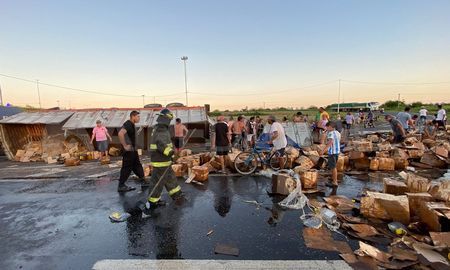 Saquearon la mercadería del acoplado de un camión en Avenida Circunvalación. Saquearon la mercadería del acoplado de un camión en Avenida Circunvalación.