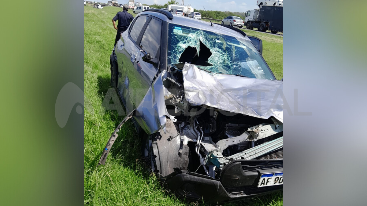Un automóvil colisionó con la parte trasera de una camioneta que llevaba un trailer enganchado. Un automóvil colisionó con la parte trasera de una camioneta que llevaba un trailer enganchado.