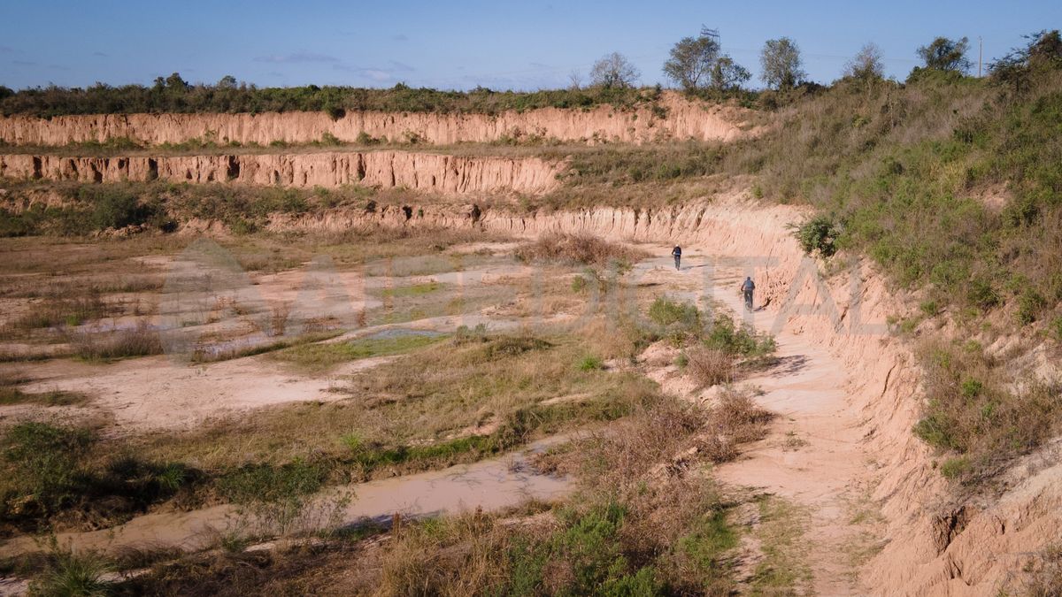 En el medio del campo, entre San Agustín y Matilde, hay una enorme cava tapada por los árboles que están junto al camino. En el medio del campo, entre San Agustín y Matilde, hay una enorme cava tapada por los árboles que están junto al camino.