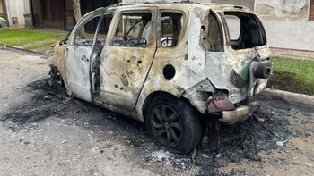 Santo Tomé: un auto se prendió fuego durante la madrugada y las llamas llegaron hasta una casa