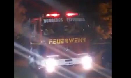 Bomberos voluntarios, policías y personal del 107 trabajaron en el lugar del incendio Bomberos voluntarios, policías y personal del 107 trabajaron en el lugar del incendio