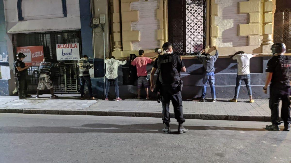 Polic&iacute;a de Tucum&aacute;n detiene a quienes violan la cuarentena obligatoria.