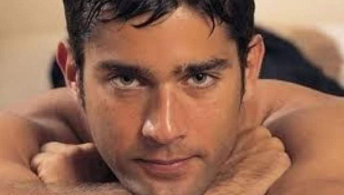 Difunden una foto de Juan Castro besando a otro famoso