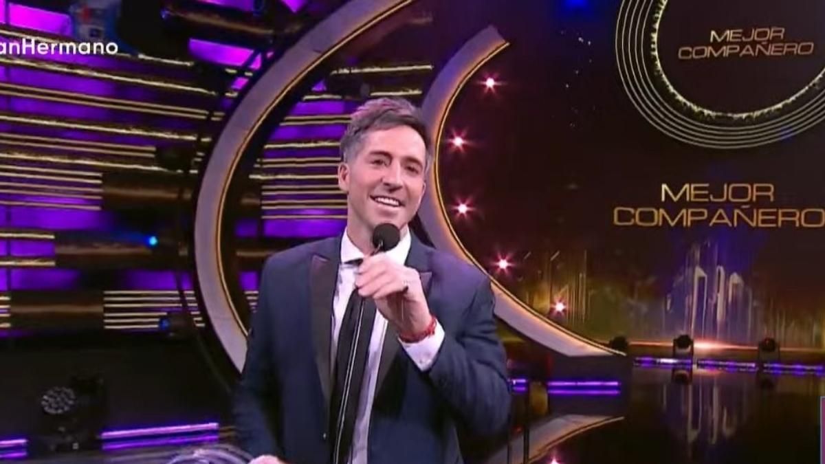 Devi ganó un premio votado por sus compañeros. 
