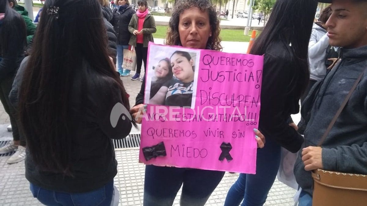 Una foto de Verónica y Valentina formaba parte de uno de los carteles con los que las manifestantes pidieron justicia afuera de Tribunales el 29 de mayo de 2019