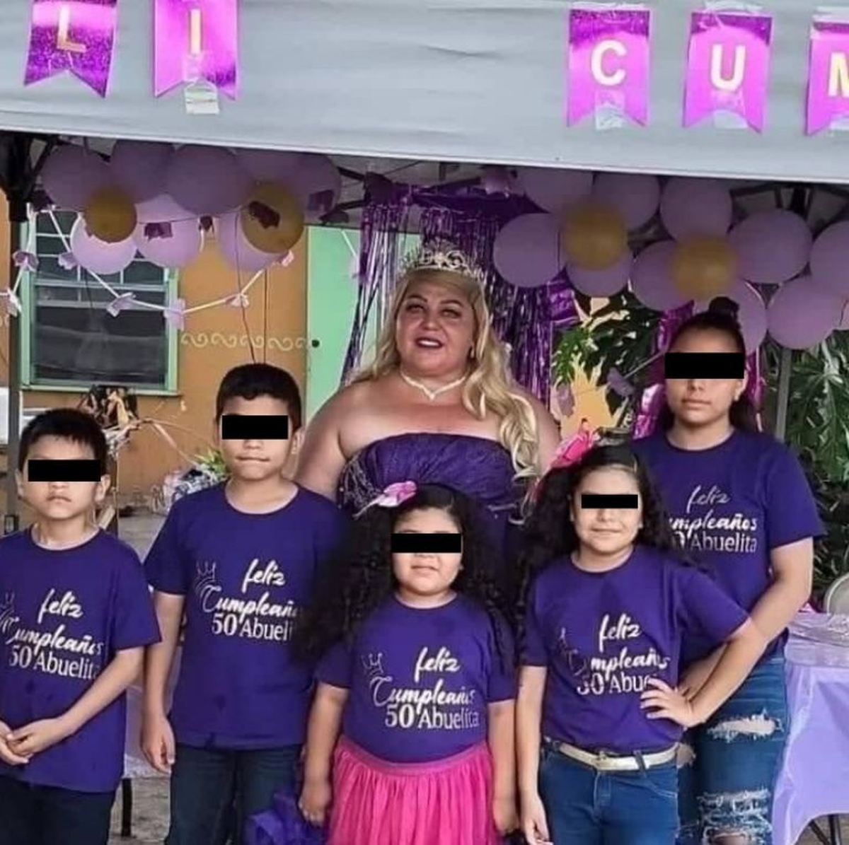 Blanca junto a sus nietos. 