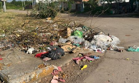 Basural a cielo abierto en la esquina de Piedrabuena y Sarmiento, en barrio Los Cipreses. Basural a cielo abierto en la esquina de Piedrabuena y Sarmiento, en barrio Los Cipreses.