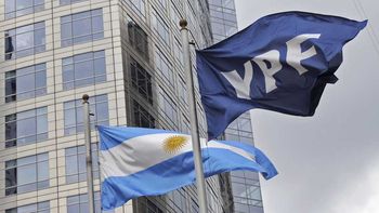 YPF domina más del 50% de la capacidad de refinación del país y cuenta con el 30% de las reservas de hidrocarburos.