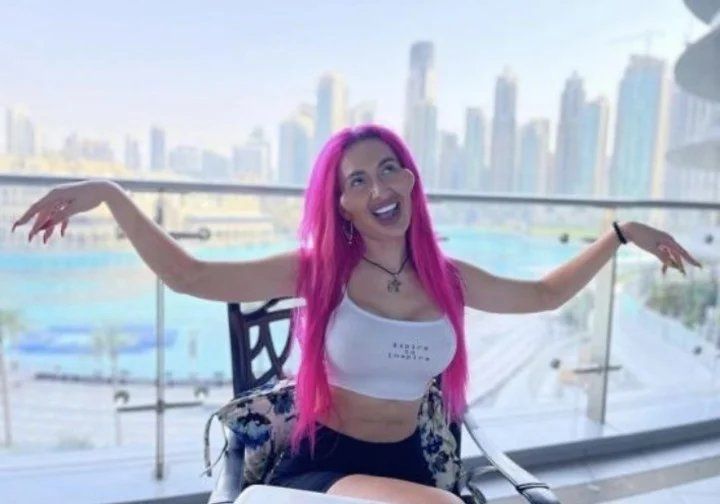 Anastasia Pokreshchuk se inyecta el ácido hialurónico.