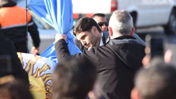Maximiliano Pullaro y Pablo Javkin encabezaron el izamiento de la bandera durante la reinauguración de las obras de puesta en valor del Monumento Nacional a la Bandera.