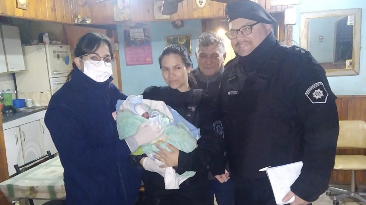 La suboficial Carolina Ehrentraut con el bebé en brazos junto al oficial Agustín Córdoba y los flamantes papás.