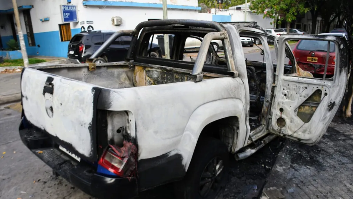 Desconocidos que circulaban en un auto arrojaron una bomba molotov contra una camioneta de la Policía de Acción Táctica (PAT) que estaba estacionada frente a una comisaria en la zona sur de la ciudad de Rosario.