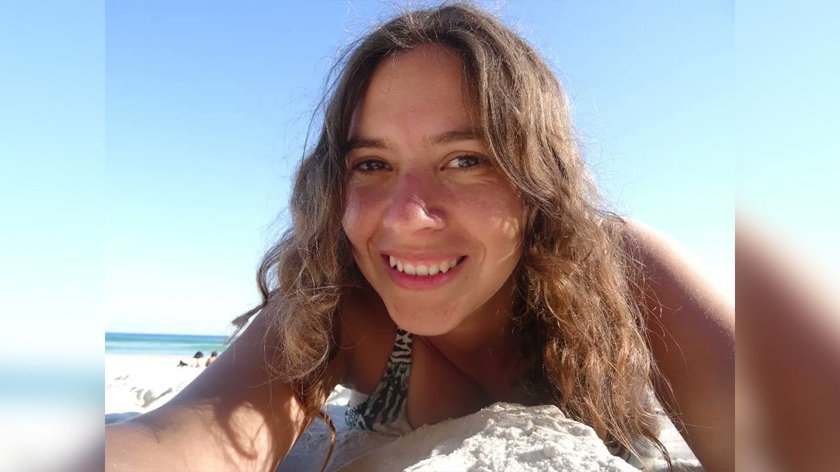 Encontró una cámara de fotos que estuvo sumergida seis años y hoy busca en redes sociales a sus dueños.