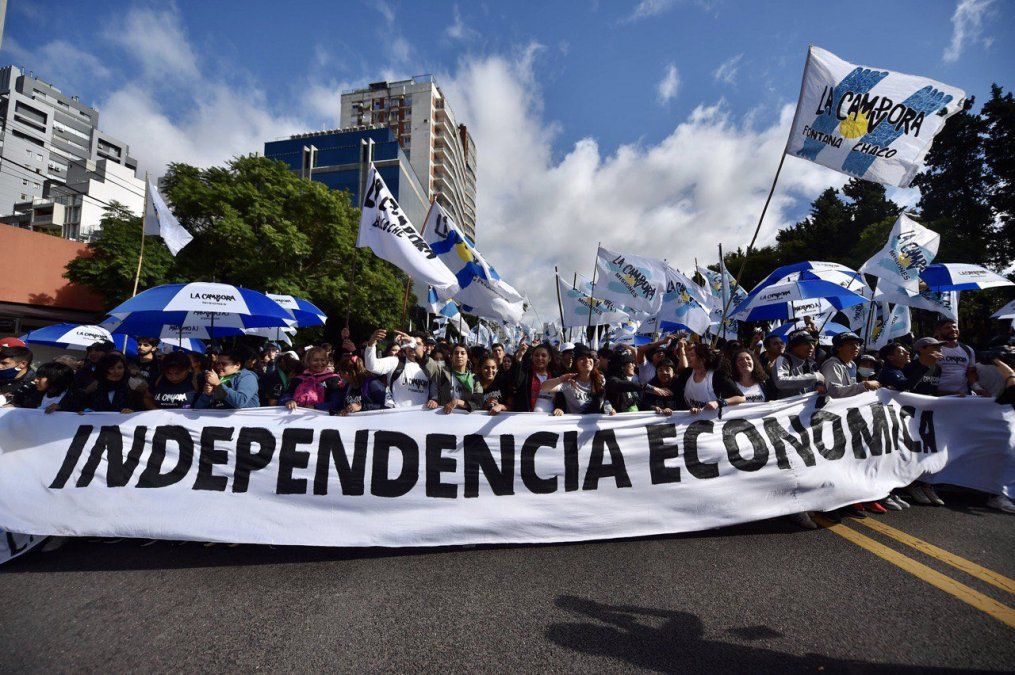 Numerosas organizaciones sociales se sumaron a La Cámpora en su marcha hacia Plaza de Mayo