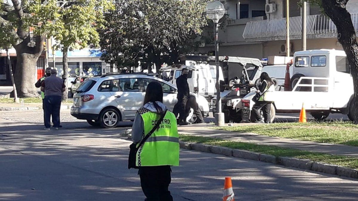 Operativo de la Municipalidad en Galicia y Rivadavia, en donde retuvieron a un vehículo que operaba con Maxim.