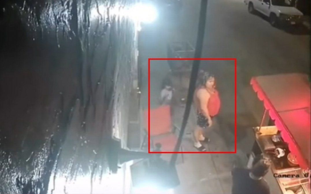 Video viral: nena le hizo una broma súper pesada a una mujer en la calle.