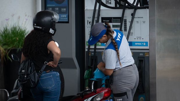 Según un informe, abril fue el tercer mes consecutivo con una baja en la venta al público de combustibles en lo que va de 2026.