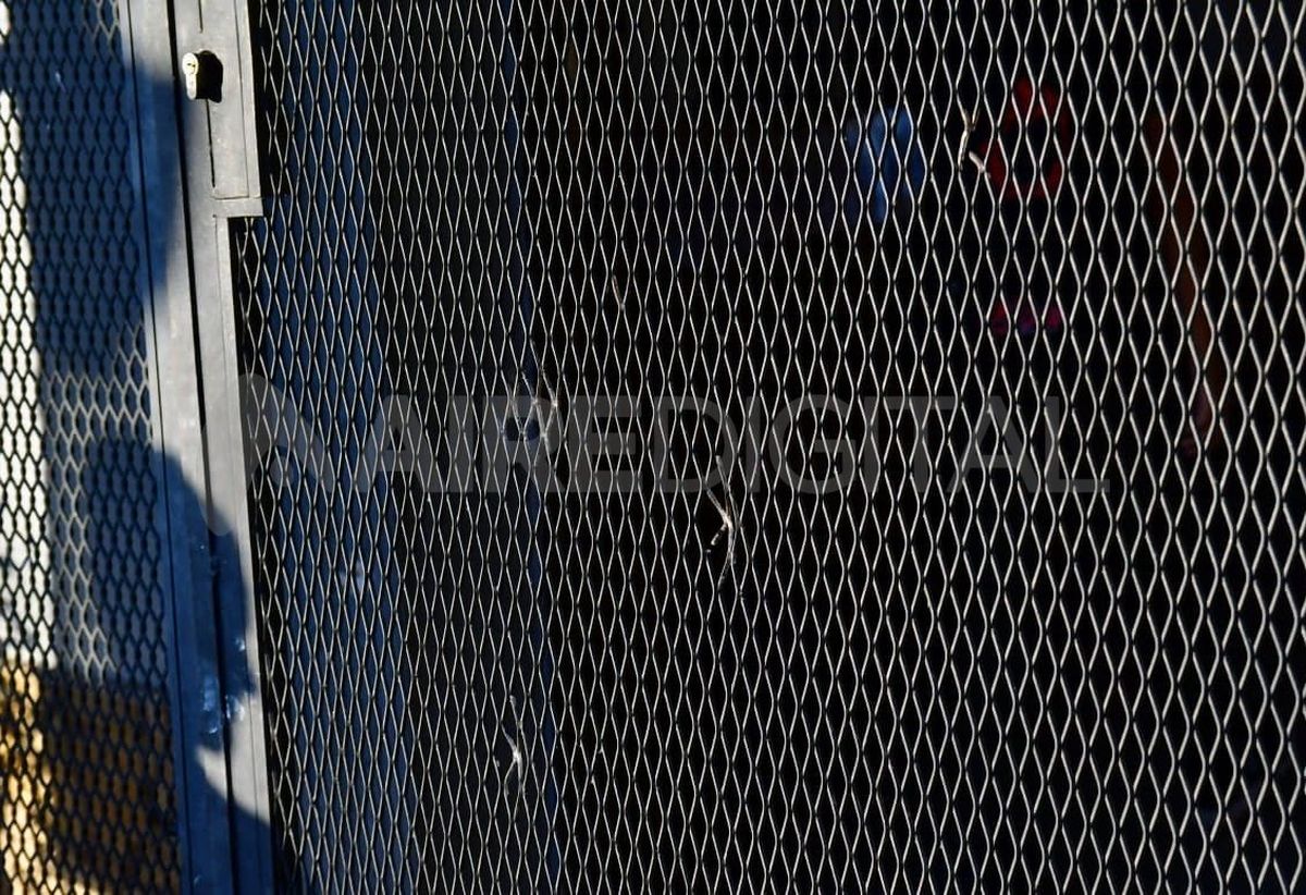 Los orificios de las balas en la reja de la institución.