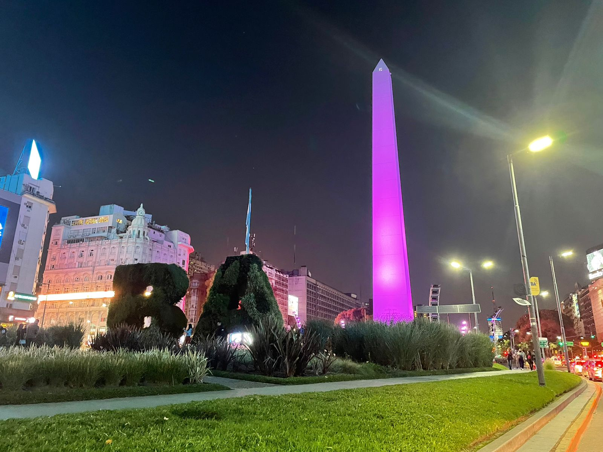 El Obelisco toma los colores de la Violeta.