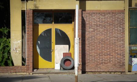 Investigan una ventana rota, por la que podría haber ingresado alguien y robar pertenencias de los alumnos. Investigan una ventana rota, por la que podría haber ingresado alguien y robar pertenencias de los alumnos.