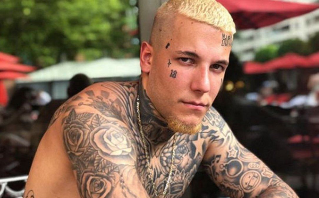 Alex Caniggia caus&oacute; pol&eacute;mica al posar entre miles de billetes