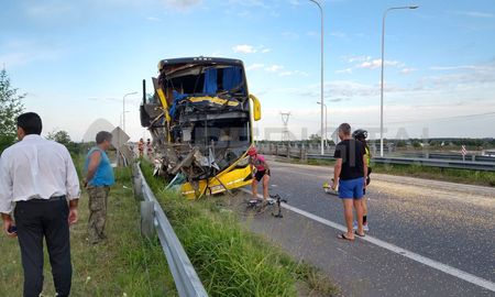 El accidente de este jueves reavivó la discusión sobre la circulación en bicicletas por rutas, autovías o autopistas, ya que cotidianamente se ven grupos de ciclistas deportivos circular por la ruta 168 o por la colectora Laureano Maradona. El accidente de este jueves reavivó la discusión sobre la circulación en bicicletas por rutas, autovías o autopistas, ya que cotidianamente se ven grupos de ciclistas deportivos circular por la ruta 168 o por la colectora Laureano Maradona.