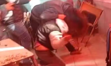 Una madre ingresó a una escuela de Junín y atacó a una alumna con una cadena. Una madre ingresó a una escuela de Junín y atacó a una alumna con una cadena.