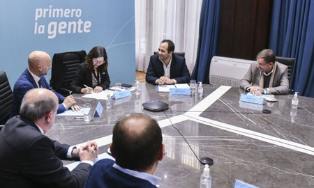 El acuerdo para incorporar 120 productos lácteos a Precios Cuidados fue rubricado, además de Batakis, por el secretario de Agricultura, Ganadería y Pesca de la Nación, Matías Lestani; el director nacional de Lechería, Arturo Videla; el presidente de Apymel, Pablo Villano; el presidente de Centro de la Industria Lechera (CIL); Ercole Felippa; y el representante de JPL, Octavio Bermejo Hilger. El acuerdo para incorporar 120 productos lácteos a Precios Cuidados fue rubricado, además de Batakis, por el secretario de Agricultura, Ganadería y Pesca de la Nación, Matías Lestani; el director nacional de Lechería, Arturo Videla; el presidente de Apymel, Pablo Villano; el presidente de Centro de la Industria Lechera (CIL); Ercole Felippa; y el representante de JPL, Octavio Bermejo Hilger.