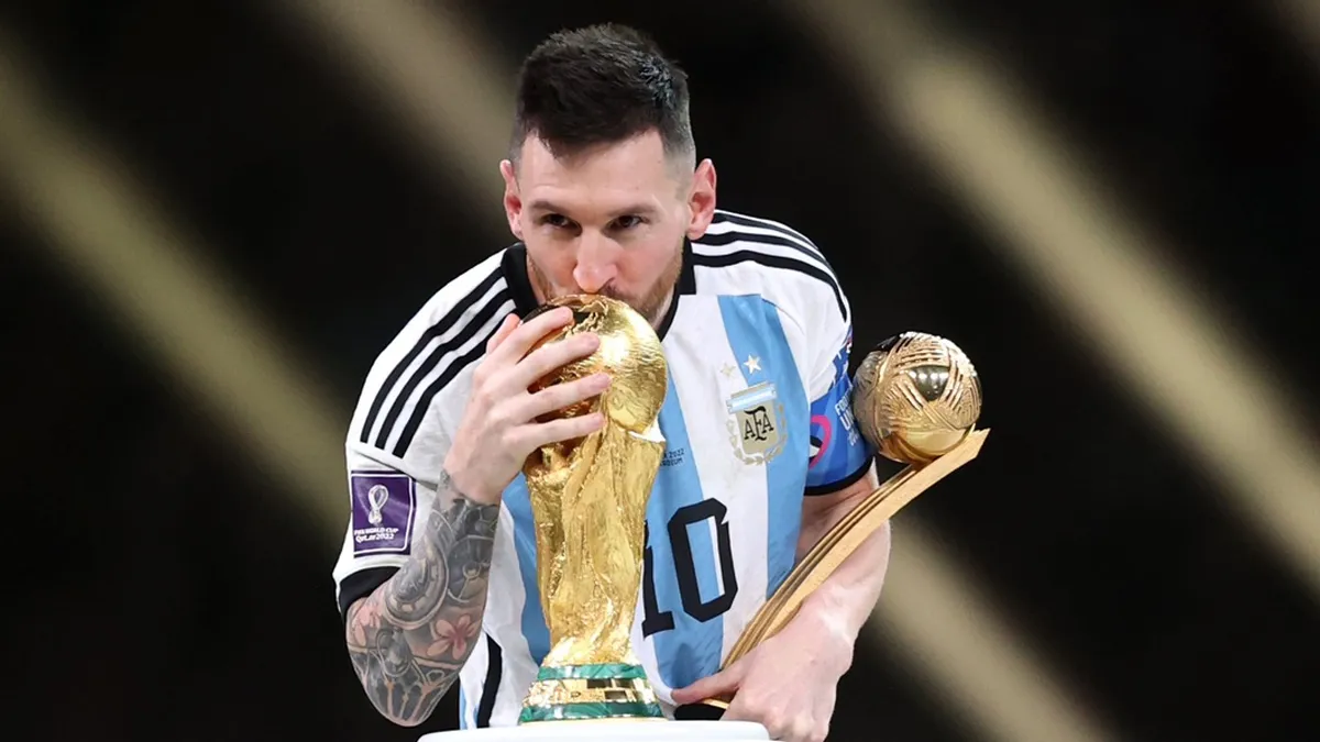 Lionel Messi junto a la copa del mundo tras ganar la final del Mundial de Qatar 2022.
