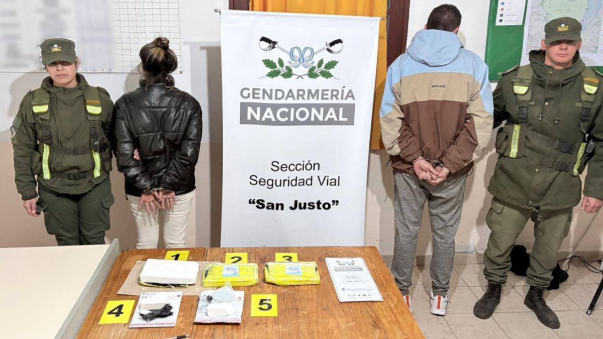 Gendarmería detuvo a un hombre y una mujer que viajaban desde Rosario hacia Reconquista por la ruta 11 con cocaína oculta en el vehículo.