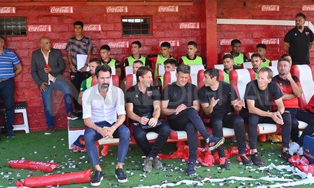 Colón perdió el clásico santafesino ante Unión y Eduardo Domínguez apuntó a competir de igual con River en el Trofeo de Campeones. Colón perdió el clásico santafesino ante Unión y Eduardo Domínguez apuntó a competir de igual con River en el Trofeo de Campeones.