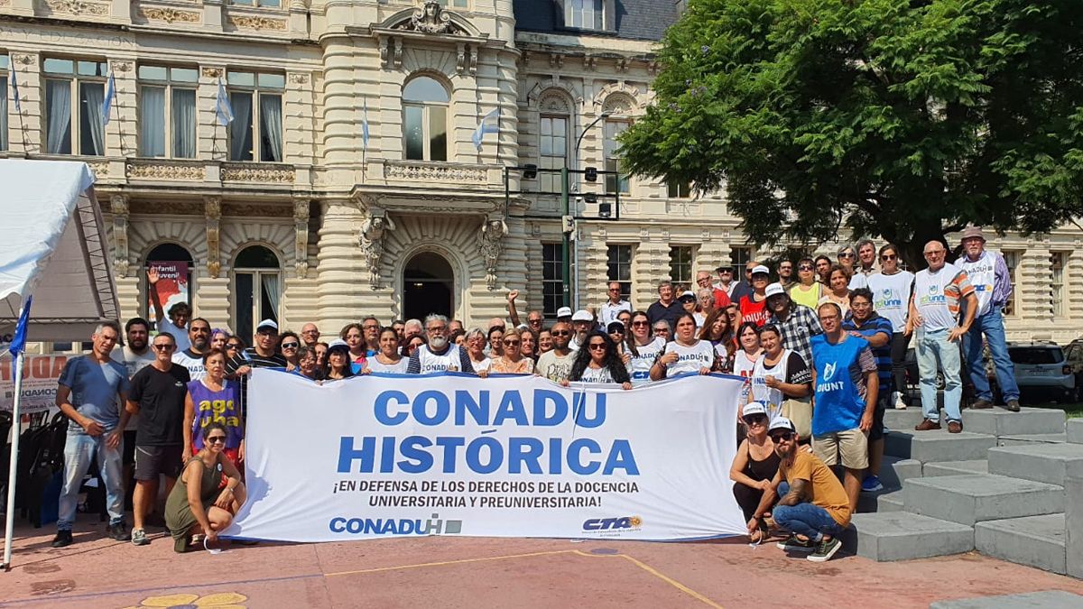Participaron congresales y representantes de la docencia de 27 Universidades Nacionales.