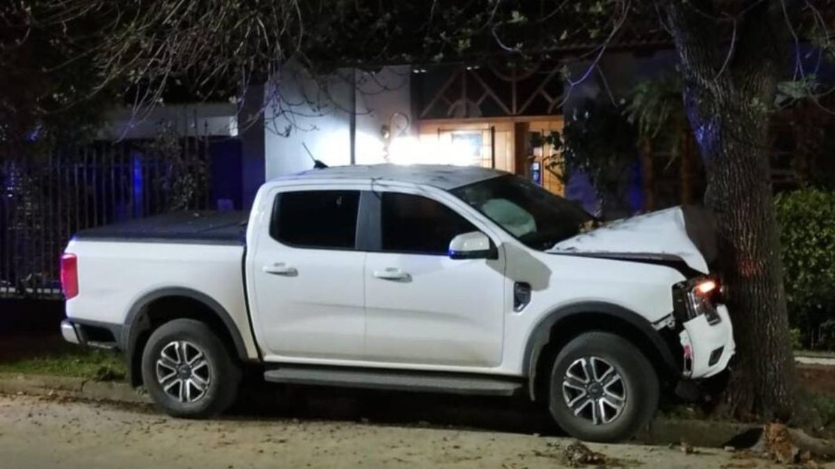 La camioneta Ford Ranger impactó contra un árbol sobre la vereda. La camioneta Ford Ranger impactó contra un árbol sobre la vereda.