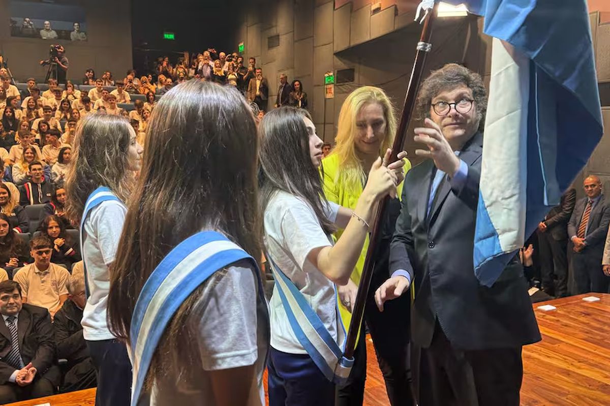 El presidente Javier Milei y su hermana Karina acompañan la entrega de bandera a los mejores promedios del colegio Cardenal Copello, figura histórica que en 1946 apoyó a Juan Domingo Perón e hizo campaña desde la Iglesia Católica contra la Unión Democrática. Foto: Presidencia de la Nación. El presidente Javier Milei y su hermana Karina acompañan la entrega de bandera a los mejores promedios del colegio Cardenal Copello, figura histórica que en 1946 apoyó a Juan Domingo Perón e hizo campaña desde la Iglesia Católica contra la Unión Democrática. Foto: Presidencia de la Nación.