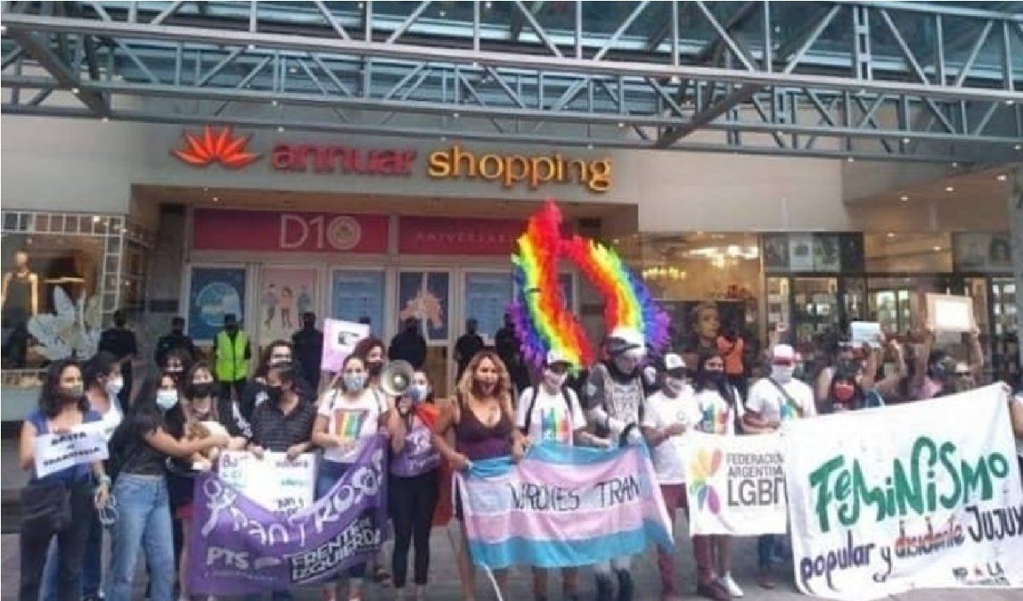 Cartelazo en repudio a un episodio de transfobia en un shopping de Jujuy