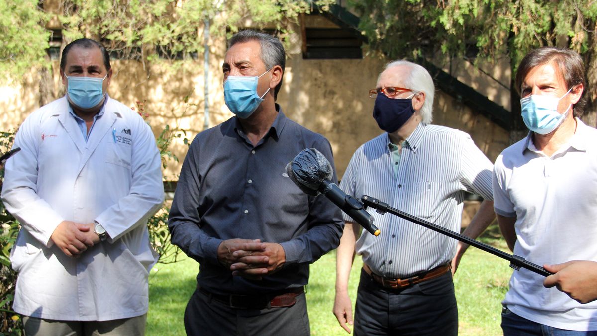 Funcionarios en conferencia de prensa tras la llegada de las primeras dosis de la Sputnik V al hospital José María Cullen para iniciar este martes la vacunación contra el coronavirus.