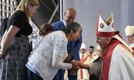 El Papa viajó a Canadá para ratificar ese pedido de perdón, algo que hacerlo en el suelo de ese país norteamericano tiene enorme significación para los sobrevivientes. El Papa viajó a Canadá para ratificar ese pedido de perdón, algo que hacerlo en el suelo de ese país norteamericano tiene enorme significación para los sobrevivientes.
