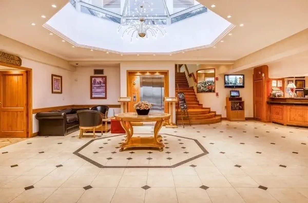 El lobby del hotel Bustillo.