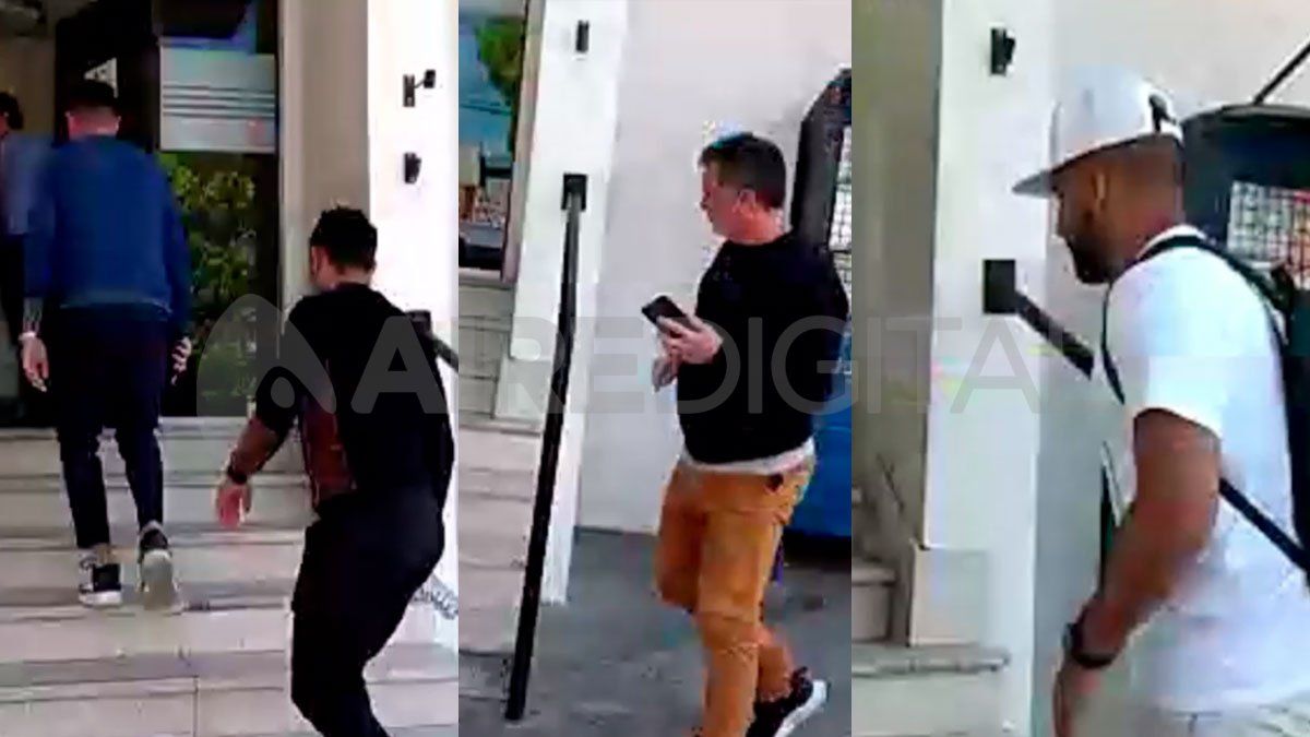 Los jugadores Paolo Goltz, Rafael Delgado y Ramón "Wanchope" Ábila llegando a la Fiscalía.