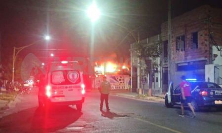 Ciudad de Santa Fe: incendiaron instalaciones de un fútbol 5 y las llamas quemaron parte de una empresa lindera Ciudad de Santa Fe: incendiaron instalaciones de un fútbol 5 y las llamas quemaron parte de una empresa lindera